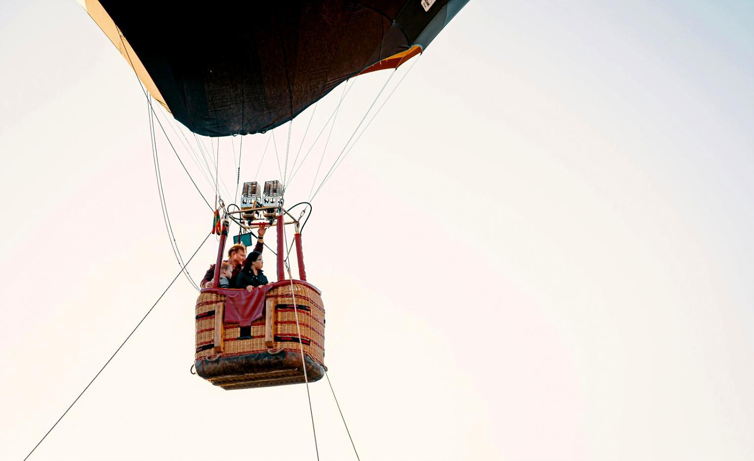 Рабочее место туристического планировщика с картами и планшетом